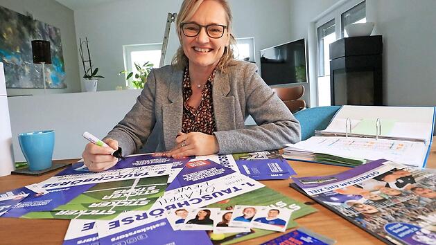Andrea Hutzler bereitet bereits die Plakate für die geplanten Tauschbörsen vor.  Foto: Josef Hofbauer
