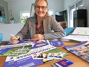 Andrea Hutzler bereitet bereits die Plakate für die geplanten Tauschbörsen vor.  Foto: Josef Hofbauer