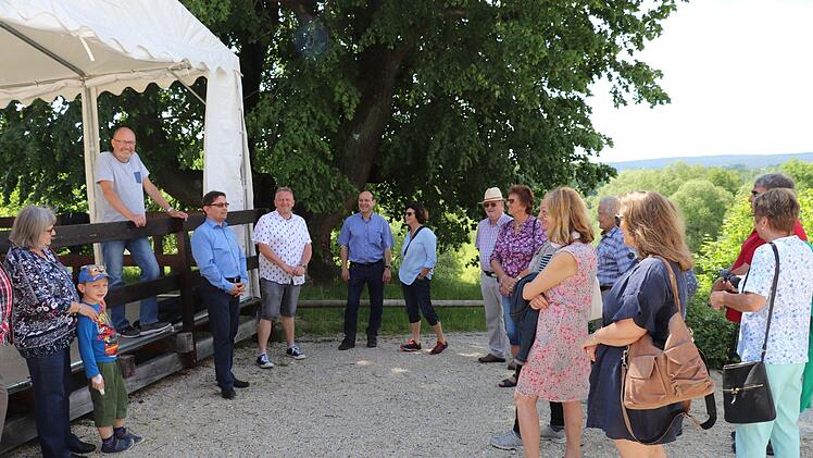 Br-Redaktionsleiter Alexander Müller (Vierter von links) begrüßt die Besucher. Dritter von links: Regionalverlagsleiter Bernd Seidel.Foto: Katrin Geyer