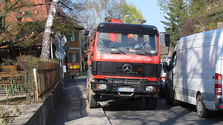 Ein Lastwagen muss in der engen Friedhofstraße in Neunkirchen am Brand auf den Gehweg ausweichen. Foto: privat