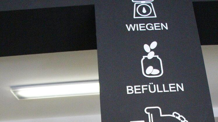 In Erlangen hat mit dem Zero Hero der erste Unverpacktladen der Stadt eröffnet.  In dem Geschäft gibt es alle Waren in Spendern und Schütten. Der Kunde bringt Gefäße mit und zapft selbst. Foto: Christian Bauriedel