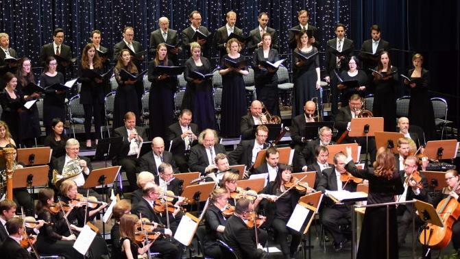 Ljubka Biagioni zu Guttenberg leitete das Bohemian Sinfonieorchester aus Prag und den Chor "Vokalwerk Nürnberg" beim eindrucksvollen Weihnachtskonzert in der ausverkauften Dr.-Stammberger-Halle. Foto: Stephan Herbert Fuchs