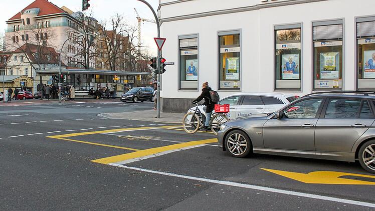 Vor der Autospur gibt es nun eine Aufstellfläche für mehrere Räder, Linksabbieger und Geradeaus-Fahrer teilen sich eine Spur.