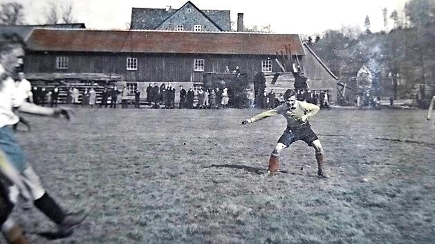 Eine Szene aus dem ersten Spiel des FC Mitwitz am 3. April 1932 auf dem neuen Fußballplatz an der Aumühle