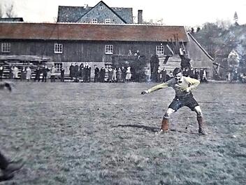 Eine Szene aus dem ersten Spiel des FC Mitwitz am 3. April 1932 auf dem neuen Fußballplatz an der Aumühle