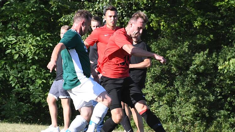 Unser Archivbild vom Juli 2019 zeigt Daniel Schmitt (rechts) im Totopokalspiel beim TV Jahn Winkels. Foto: Hopf