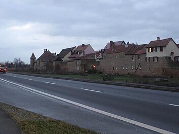 Die Bushaltestelle könnte bis zur Einmündung des Weges an der beleuchteten Mauertüre verlängert werden.  Foto: G. Bauer