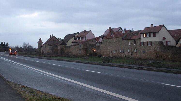 Die Bushaltestelle könnte bis zur Einmündung des Weges an der beleuchteten Mauertüre verlängert werden.  Foto: G. Bauer