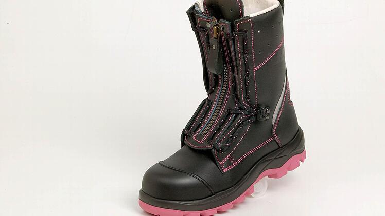 Das ist der Stiefel, den die "Fireangels" der Feuerwehr Steinwiesen in Zukunft bei Einsätzen tragen werden.