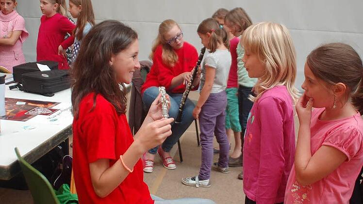 Ann-Kathrin Weis erklärt, wie man die Klarinette zum Klingen bringt. Foto: Sophie Arnold