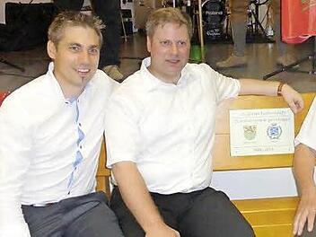 Eine Bank als Präsent zur Erinnerung an das 25-jährige Jubiläum hatte Bürgermeister Torsten Gunselmann (links) aus Hallerndorf mitgebracht. Auch Pfarrer Matthias Steffel (2. v. l.) war mit nach Italien gereist. Auf der Bank rechts freuen sich Zweiter Bürgermeister Sebastian Schwarzmann und Bürgermeister Walter Bortolotti (rechts).  Foto: Mathias Erlwein