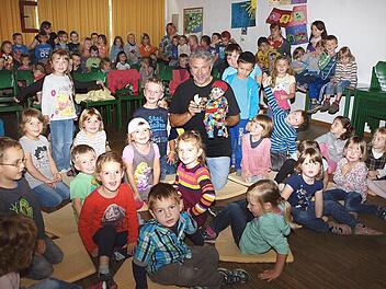 Von vielen kleinen Fans umgeben: Die Kinder umringten den Marionettenspieler am Schluss des Marionettenstückes, von dem sie sehr begeistert waren. Foto: Alfred Thieret