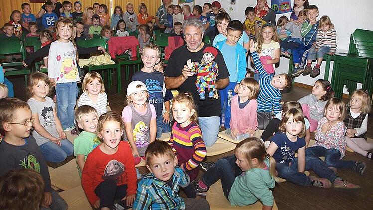Von vielen kleinen Fans umgeben: Die Kinder umringten den Marionettenspieler am Schluss des Marionettenstückes, von dem sie sehr begeistert waren. Foto: Alfred Thieret