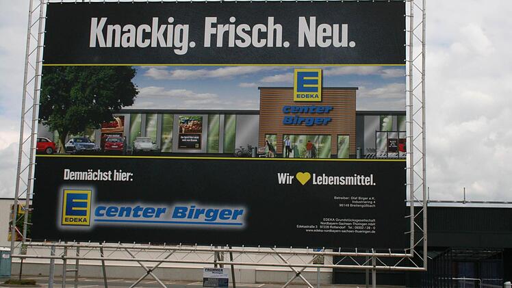 "Knackig, frisch, neu " präsentiert sich auf einem Plakat vor dem Einkaufsmarkt E-Center Birger im Laubanger.