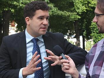 "Eli"-Geschäftsführer Sebastian Güldner im Gespräch mit einem Reporter der Saale-Zeitung. Foto: Robert Huger