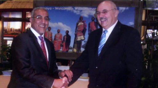 Reiseleiter Günther Schneider mit dem kenianischen Tourismusminister Najib Balala bei der ITB in Berlin. Schneider
