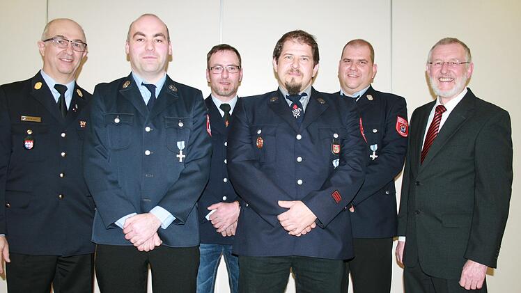 Bürgermeister Waldemar Bug (rechts) und Kreisbrandinspektor Ronald Geis (von links) dankten Matthias Keßler, Timo Halbis, Jochen Wehner und Frank Ziegler, die seit 25 aktiven Dienst leisten. Gabi Sell