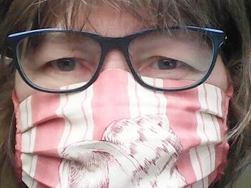 Den äußeren Umständen geschuldet ist auch die Zeitlofser Pfarrerin Barbara Weichert in diesen Tagen mit einem selbstgenähten Gesichtsschutz unterwegs. Selfie: Barbara Weichert