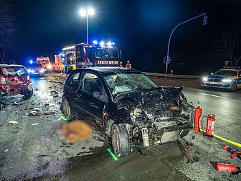 Rabiater Fahrer rast auf B470 im Kreis Forchheim in stehendes Auto