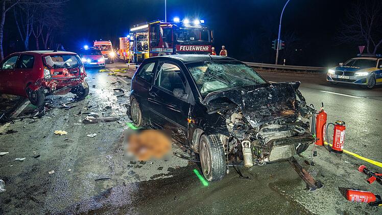 Rabiater Fahrer rast auf B470 im Kreis Forchheim in stehendes Auto