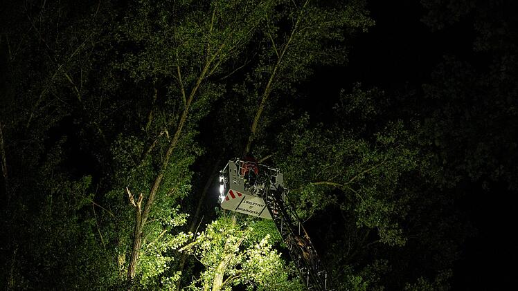 Sturmsch&auml;den bei D&ouml;rfleins: Feuerwehr muss mit Drehleiter ausr&uuml;cken