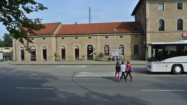 Der linke Flügel des Bahnhofsgebäudes wird mit Backshop und Fahrkartenshop genutzt.