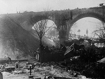 Mit Trümmern übersät war 1924 der alte Friedhof von Ludwigsstadt. Die Lokomotive und alle 21 in die Tiefe gestürzten Waggons hatten Feuer gefangen.  Foto: Archiv Siegfried Scheidig/Repro: Fleischman