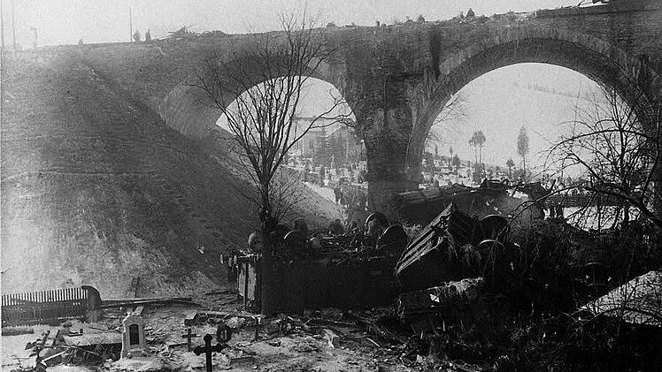 Mit Trümmern übersät war 1924 der alte Friedhof von Ludwigsstadt. Die Lokomotive und alle 21 in die Tiefe gestürzten Waggons hatten Feuer gefangen.  Foto: Archiv Siegfried Scheidig/Repro: Fleischman
