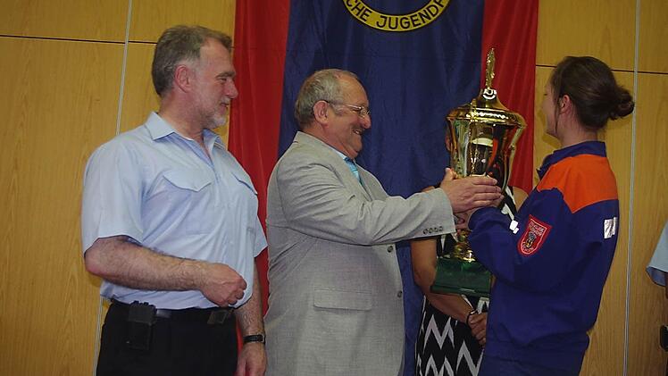 KBR Joachim Ranzenberger und stellvertretender Landrat Bernd Steger übergeben den Landkreis-Pokal an Tschirn I.