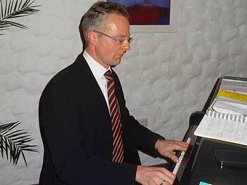 Rüdiger Glufke bedauerte, dass er oft zu wenig Zeit zum Singen und Musizieren habe. Daher nutzte er die Gelegenheit des Neujahrsempfangs und spielte ein Potpourri von bekannten Kirchenmelodien. Foto: Marion Eckert