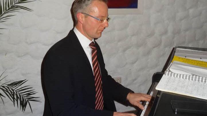 Rüdiger Glufke bedauerte, dass er oft zu wenig Zeit zum Singen und Musizieren habe. Daher nutzte er die Gelegenheit des Neujahrsempfangs und spielte ein Potpourri von bekannten Kirchenmelodien. Foto: Marion Eckert