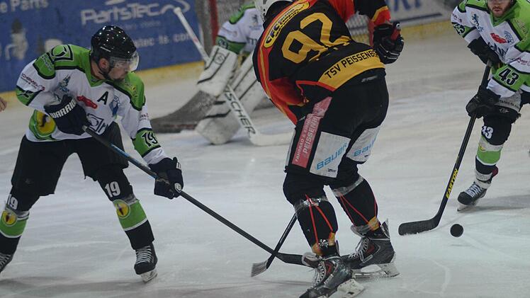 Hart umkämpft: Die Höchstadter Daniel Jun (links) und Stephan Hiendlmeyer (rechts) stoppen in dieser Szene TSV-Stürmer Matthias Müller. Fotos: herzopress