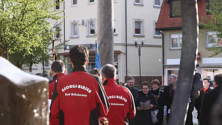 Die Georgi-Bläser musizieren vor der Georgs-Statue am alten Rathaus. Foto: Thomas Dill