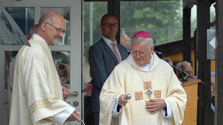 Ein großes Ereignis für Oberwildflecken war die Segnung von Kapelle und Dorfplatz. Foto: Sebastian Schmitt-Mathea