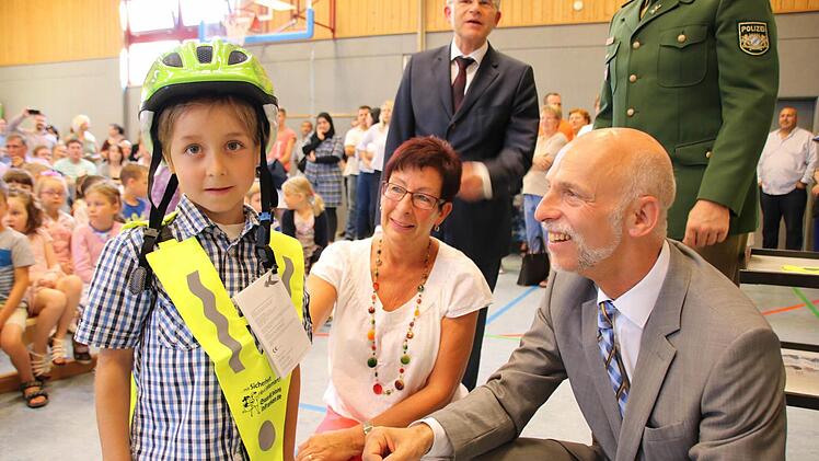 Lukas war einer der Erstklässler in der Sinnberg-Grundschule, denen Roswitha Kaufmann von der Saale-Zeitung und OB Kay Blankenburg gestern Helm und Sicherheitsdreieck überreichten. Schon seit 1982 unterstützt dieSaale-Zeitung die Verkehrswacht. Foto: Ralf Ruppert