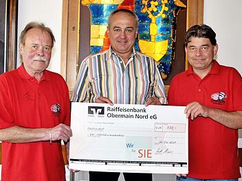 Bürgermeister Robert Hümmer nimmt den Scheck in Höhe von 500 Euro vom FC-Bayern-Fanclub Nepomuk entgegen, den Vorstandsmitglied Kurt Larisch und Vorsitzender Marco Jacob (v. l.) für das künftige Lehrschwimmbecken in Altenkunstadt überreichten.  Foto: Dieter Radziej