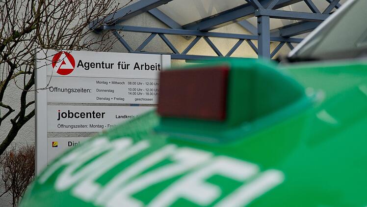 Messer-Mann in Ansbacher Jobcenter? Die Polizei rückte am Mittwochmittag mit mehreren Streifen an. Symbolfoto: Daniel Karmann/dpa
