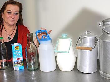 Fr&uuml;her holten die Leute allabendlich Milch direkt beim Bauern - in einer gro&szlig;en Kanne ohne Gummidichtung und Auslaufsicherung. Dann wurden die Kannen kleiner, moderner. Die Milch wurde in Tetrapaks verpackt. Doch inzwischen gibt es eine R&uuml;ckbesinnung auf die alte Tradition, sagt Ursula Willenberg. Sonny Adam