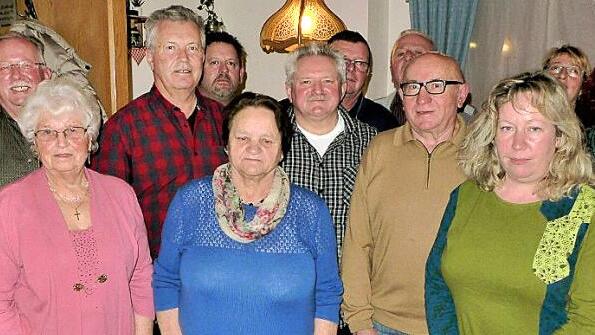 Friedrich Gleitsmann (2. v. l.) leitete die Wahl, bei der der Vorstand der Singgemeinschaft im Amt best&auml;tigt wurde. Foto: privat