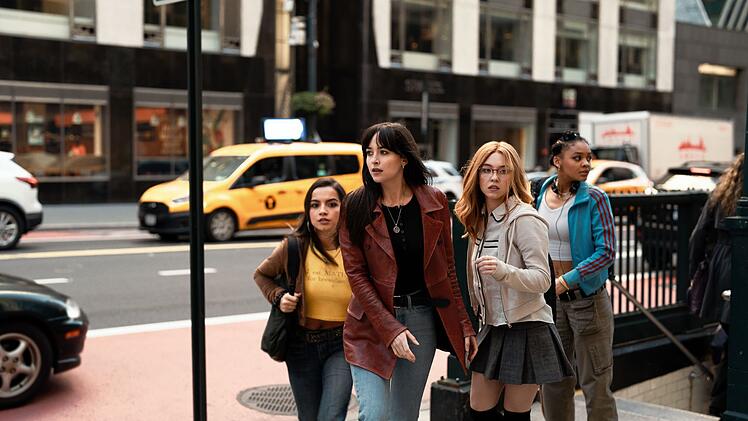 Cassandra Webb alias Madame Web (Dakota Johnson, zweite von links) will Anya (Isabela Merced, links), Julia (Sydney Sweeney, dritte von links) und Mattie (Celeste O'Connor) beschützen.