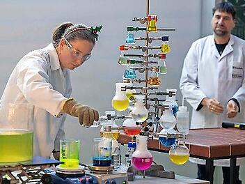 Josefine Schlemmer schm&uuml;ckt den Chemistree. Im Hintergrund Professor Stefan Kalkhof.
