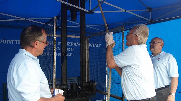 An der Münzpräge die Gemeinderäte von links Gerhard Fischer, Dieter Ott und Franz Kuhn .