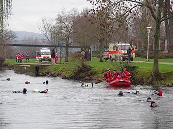 Reger Betrieb auf der Saale beim Adventsschwimmen, das die Kissinger Wasserwacht veranstaltet.