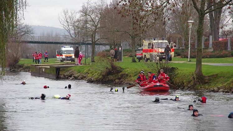 Reger Betrieb auf der Saale beim Adventsschwimmen, das die Kissinger Wasserwacht veranstaltet.