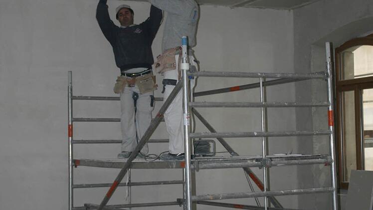 Im ersten Stock der Alten Schule sind künftig unter anderem die Bürgermeister von Stadt und VG untergebracht. Derzeit sind freilich noch die Handwerker am Zug. Foto: Daniela Röllinger