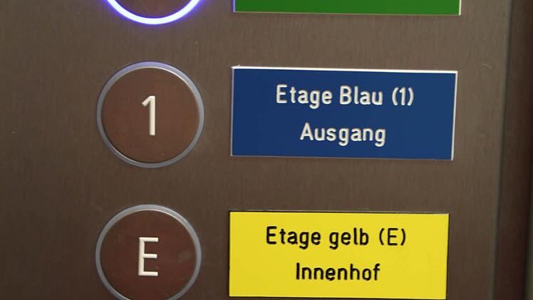 Das Seniorenheim hat drei Bereiche: Gelb und grün, wo vor allem Menschen mit Demenz leben, und einen blauen Bereich. Foto: Ulrike Müller