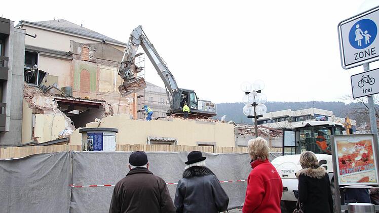 Der Abriss des Kurhaushotels lockt jeden Tag zahlreiche Besucher an, mittlerweile ist die Fassade komplett weg. Fotos: Carmen Schmitt