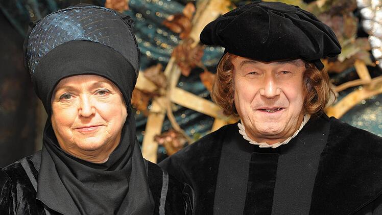 Günther Beckstein in Luther-Kostümierung mit seiner Frau Marga. Foto: David Ebener, dpa
