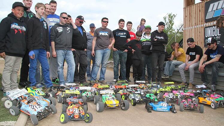 Die Autofans nahmen den Plassenburgring hinter der Kulmbacher Kläranlage in Betrieb. Foto: Sonja Adam