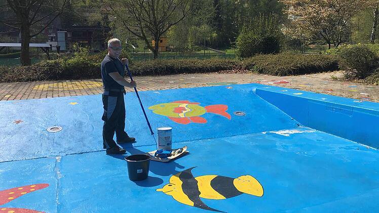 Bademeister Sven Ri&szlig;mann beim Streichen des Kinderbeckens in Egloffstein  Foto: Gemeinde Egloffstein